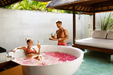 Çift Spa'da aşık. Adam, kadının romantik tatil