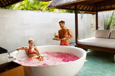 Çift Spa'da aşık. Adam, kadının romantik tatil