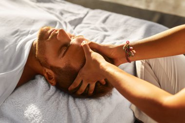 Spa Masaj. Adam zevk rahatlatıcı baş açık havada masajı. Güzellik