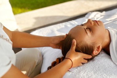 Spa Masaj. Güzel kadın zevk baş masajı. Vücut Bakımı