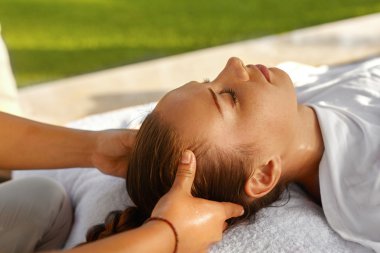Spa Masaj. Güzel kadın zevk baş masajı. Vücut Bakımı