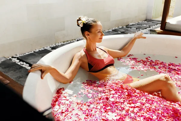 女人在花浴在天 Spa 沙龙 — 图库照片