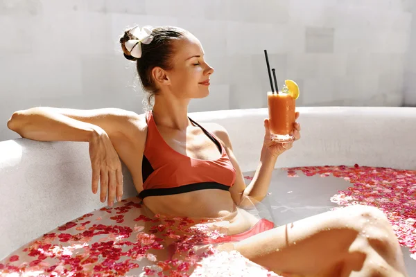 Woman Drinking Juice Cocktail, Relaxing Spa Flower Bath. Summer — Stock Photo, Image