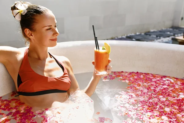 Mujer Beber Jugo Cóctel, Relajante Spa Baño de flores. Verano — Foto de Stock