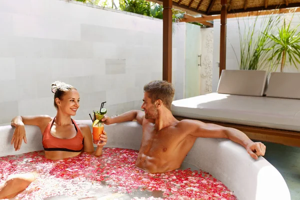 Spa Relax. Pár a szerelem, a virág fürdőben fogyasztása italokkal — Stock Fotó