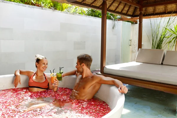 Spa Relax. Para zakochanych w kwiat kąpiel picia napojów — Zdjęcie stockowe