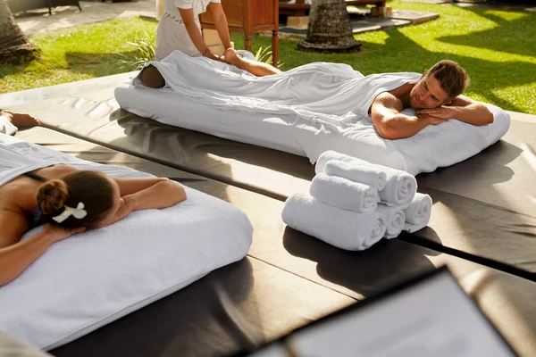 Par behandling på Spa. Människor njuter av koppla av Massage utomhus — Stockfoto
