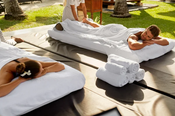 Par behandling på Spa. Människor njuter av koppla av Massage utomhus — Stockfoto