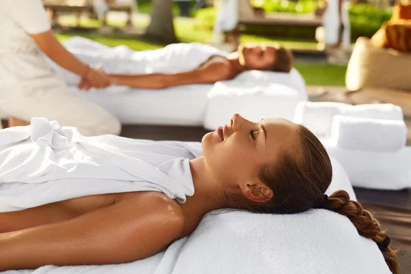 Spa paar Massage. Romantische vrouw, Man ontspannen Outdoors — Stockfoto