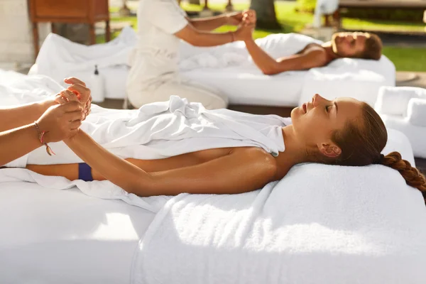 Спа-масажу. Пара, насолоджуючись розслаблюючій рука масажу на відкритому повітрі — стокове фото