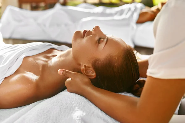 Спа-масажу. Щасливі жінка насолоджуватися розслаблюючим масажем тіла шиї. — стокове фото