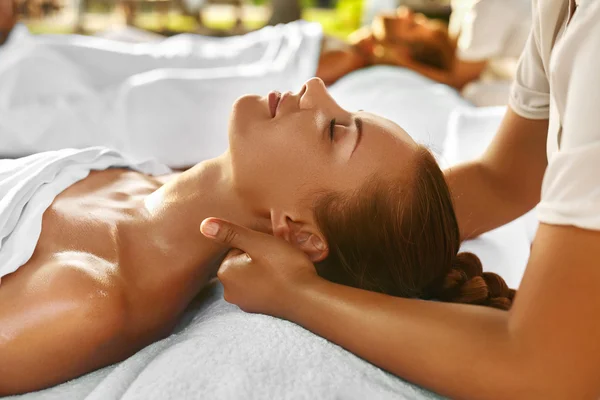 Masaje Spa. Feliz mujer disfrutando relajante cuello cuerpo masaje . — Foto de Stock