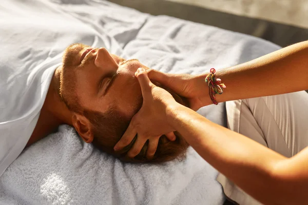 Masaje Spa. Hombre disfrutando relajante masaje en la cabeza al aire libre. Belleza —  Fotos de Stock