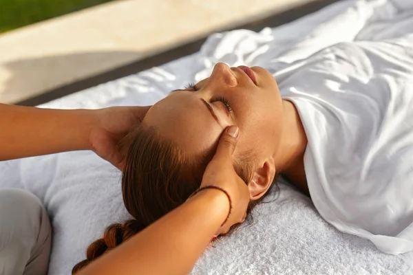 Wellness Massage. Mooie vrouw hoofdmassage geniet van. Lichaamsverzorging — Stockfoto