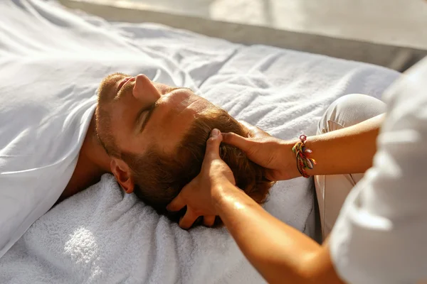 Masaje Spa. Hombre disfrutando relajante masaje en la cabeza al aire libre. Belleza — Foto de Stock