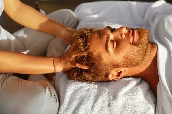 Wellnessmassage. Mann genießt entspannende Kopfmassage im Freien. Schönheit — Stockfoto