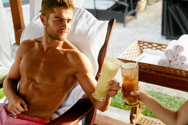 Couple In Love On Romantic Vacation With Cocktails At Spa — Stock Photo, Image