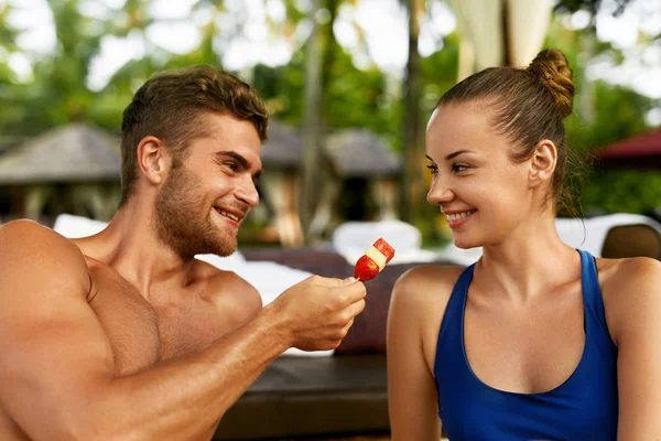 Pareja romántica enamorada divirtiéndose juntos alimentándose mutuamente —  Fotos de Stock