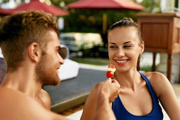 Romantiska par i kärlek har roligt tillsammans utfodring varandra — Stockfoto