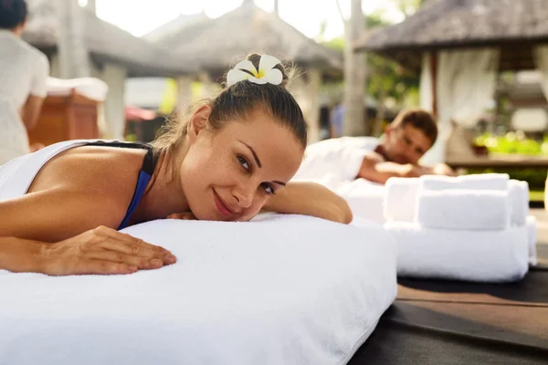 Casal romântico Spa. Pessoas Relaxando, desfrutando de massagem ao ar livre — Fotografia de Stock