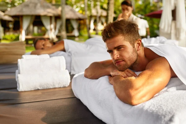 Spa de pareja romántica. Personas relajantes, disfrutando de masajes al aire libre —  Fotos de Stock