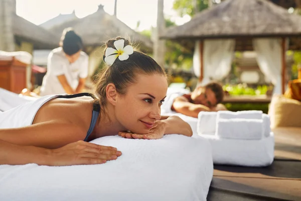 Spa Couple Massage. Romantic Woman, Man Relaxing Outdoors — Stock Photo, Image