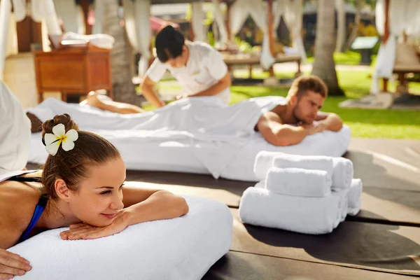 Spa Casal Massagem. Mulher romântica, homem relaxante ao ar livre — Fotografia de Stock