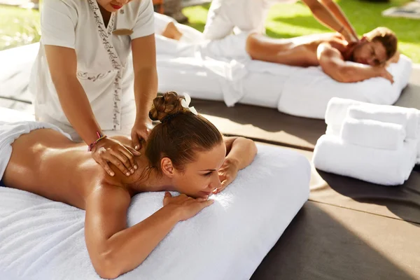 Spa de masaje para pareja. Personas disfrutando masaje relajante al aire libre — Foto de Stock