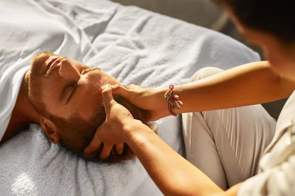 Wellness Massage. Man Hoofdhuidmassage genieten van ontspannende buitenshuis. Schoonheid — Stockfoto