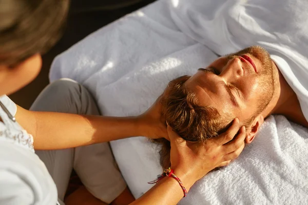 Wellness Massage. Man Hoofdhuidmassage genieten van ontspannende buitenshuis. Schoonheid — Stockfoto