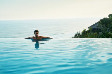 Lüks Tatil Köyü. Yüzme Havuzunda Dinlenen Adam. Yaz Seyahat Ivacation