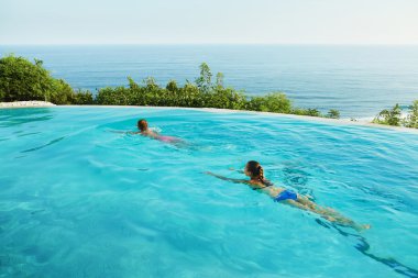 Romantik tatil çift aşk için. İnsanlar yaz Havuzu 