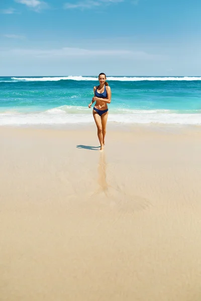 Beach Run. Mujer fitness en bikini corriendo en verano — Foto de Stock