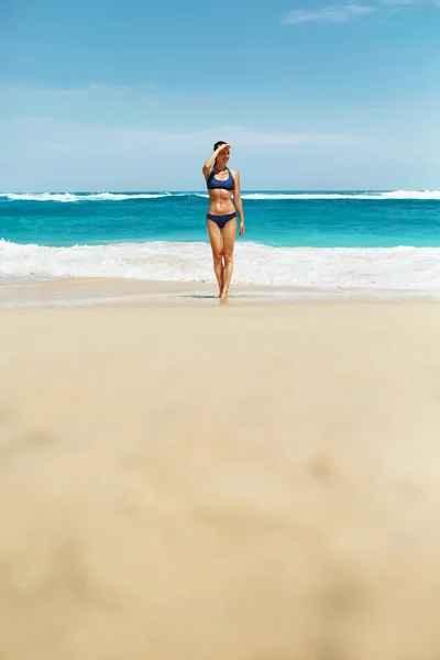 Beautiful Woman In Sexy Bikini On Beach In Summer. — Stock Photo, Image