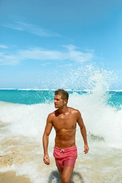 Homme sexy sur la plage en été. Homme se relaxant près de la mer — Photo