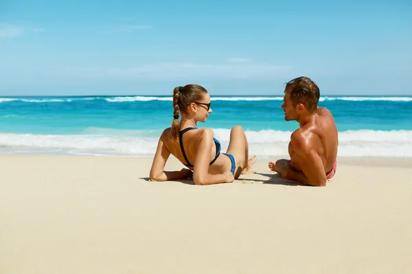 Couple sur la plage en été. Les gens romantiques sur le sable au Resort — Photo