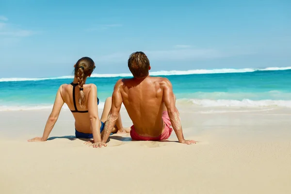 Pareja en la playa en verano. Gente romántica en la arena en el Resort —  Fotos de Stock