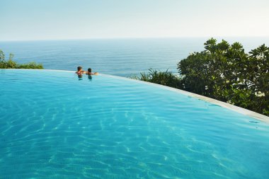 Romantik tatil çift aşk için. İnsanlar yaz Havuzu 