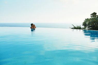 Lüks Resort havuzu romantik yaz tatili üzerinde aşık Çift