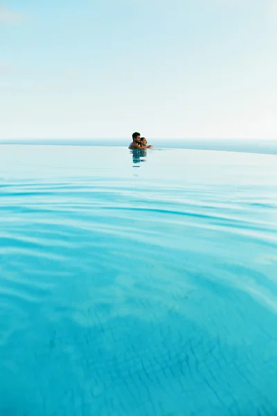 Pareja enamorada en resort de lujo piscina en vacaciones románticas de verano — Foto de Stock