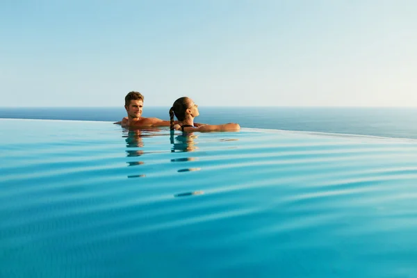 A szerelemben romantikus nyaralás Luxury Resort medencét pár — Stock Fotó