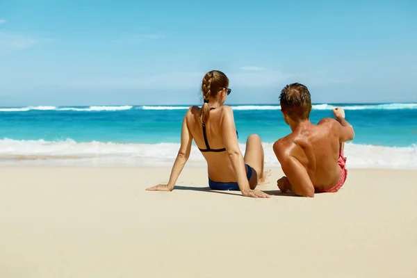 Pareja en la playa en verano. Gente romántica en la arena en el Resort —  Fotos de Stock