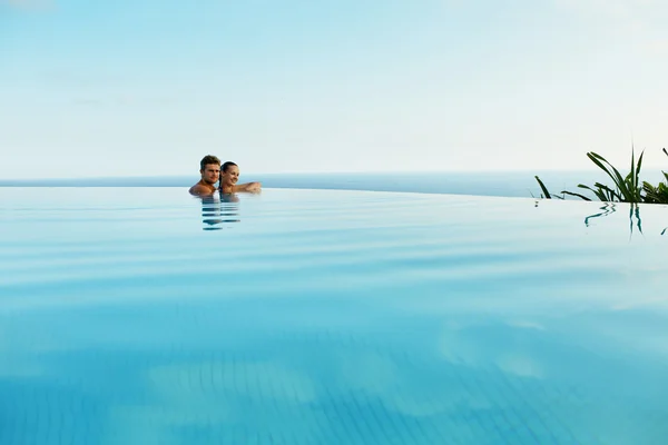 Couple In Love In Luxury Resort Pool On Romantic Summer Vacation — Stock Photo, Image