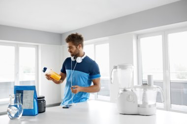 Spor Enerji İçeceği. Vücut Geliştirme Takviyeler İçecek ile Man.