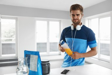 İç Mekanda Enerji İçeceği Olan Adam. Vücut Geliştirme Beslenme Supplement