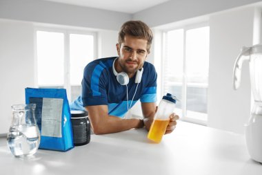 İç Mekanda Enerji İçeceği Olan Adam. Vücut Geliştirme Beslenme Supplement