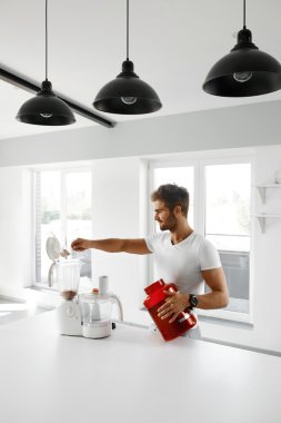 Protein içeceği. Adam önce egzersiz spor içki hazırlama. 