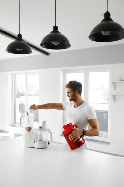 Protein içeceği. Adam önce egzersiz spor içki hazırlama. 