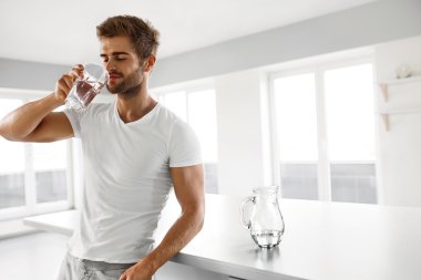 Yakışıklı Adam Sabah Kapalı Tatlı Su Bardak İçme