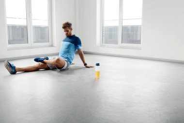 Adam Egzersiz Egzersizleri. Fitness Erkek Model İç Mekan egzersiz